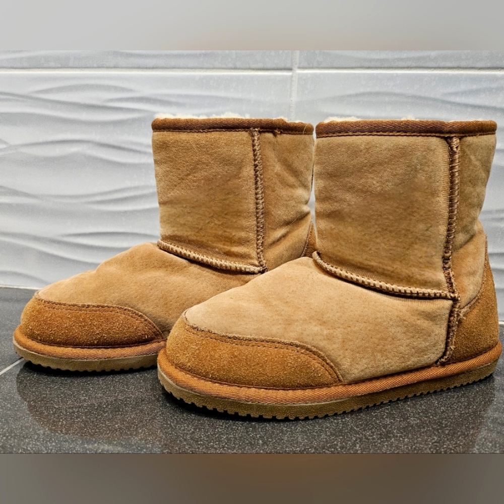 UGGs Size 6W Boots